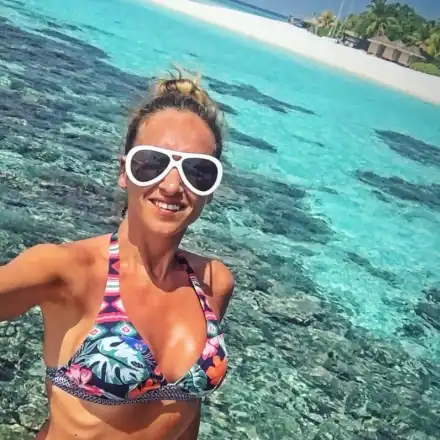 Алекс Раева готова прави бебе на Малдивите