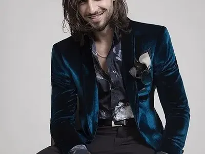 Бъркат Папи Ханс с жена! Кекса не ще да реже кичарата