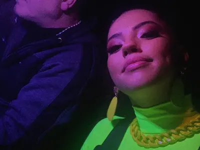 Дара посрещна 2019-а в такси