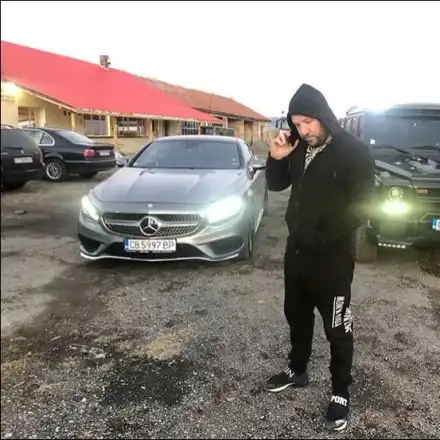 Динко лъска джипа за 40 бона