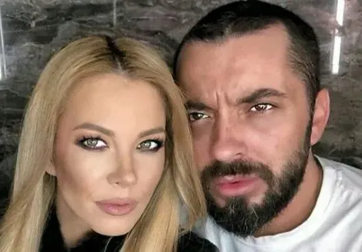 Ексклузивно в HotArena! Пиян Цецо Андреев звънял да Емилия да й иска обяснение защо го е отрязала! На следващия ден гримьорът се скрил в тоалетната от страх! (Вижте защо)
