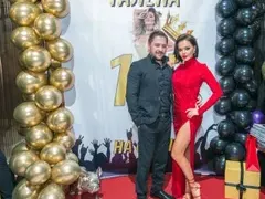 Галена отпразнува 15 години на сцена със шумно парти