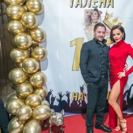 Галена отпразнува 15 години на сцена със шумно парти