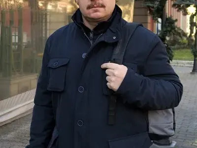 Камен Донев пресича на червено, актьорът милионер търчи по анцуг, за да вкара пари по сметката си