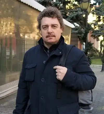 Камен Донев пресича на червено, актьорът милионер търчи по анцуг, за да вкара пари по сметката си