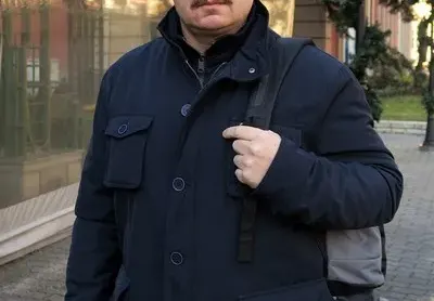 Камен Донев пресича на червено, актьорът милионер търчи по анцуг, за да вкара пари по сметката си