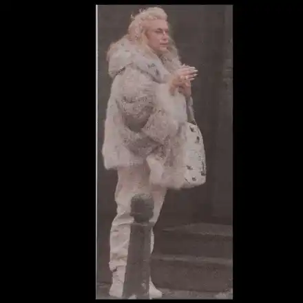 Кремена Халваджиян „зъзне” в дизайнерско палто