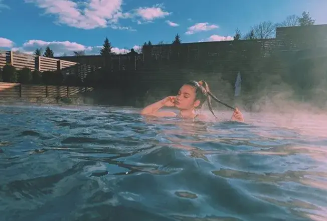 Крисия на СПА с гадже (14-годишната певица влюбена до уши)