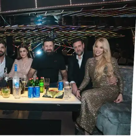 Куп влюбени двойки на церемонията The 1 Lifestyle Awards