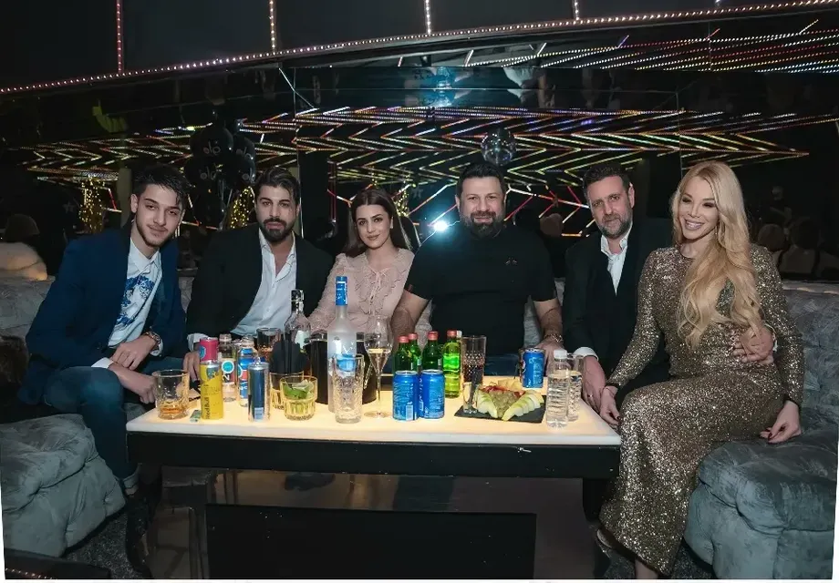 Куп влюбени двойки на церемонията The 1 Lifestyle Awards