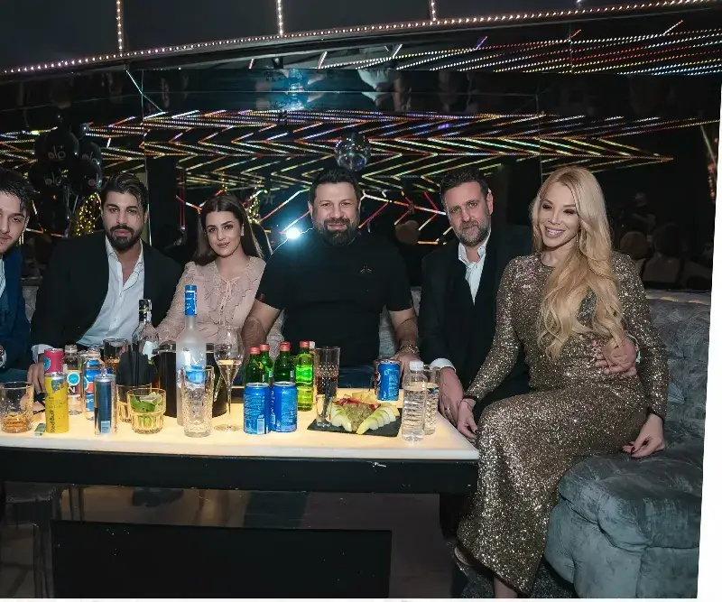 Куп влюбени двойки на церемонията The 1 Lifestyle Awards