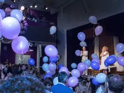 Лилия Маравиля чукна 50 сред дъжд от балони