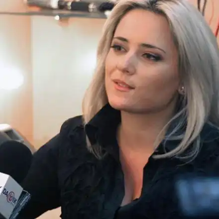 Лора Крумова вече няма да е водеща! Вижте коя красавица я измести от екрана (Фото)