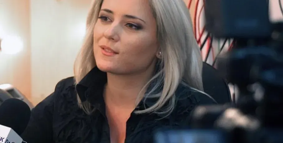 Лора Крумова вече няма да е водеща! Вижте коя красавица я измести от екрана (Фото)