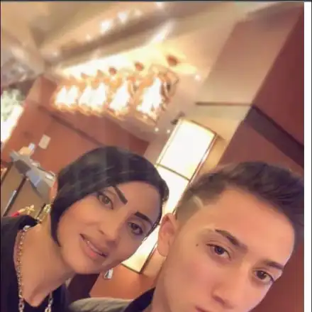 Лоренцо на Софка си татуира лицето