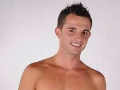 Малолетни ученици в Сандански разнасят актови снимки на учителя си по пеене (Вижте ги в  галерията)