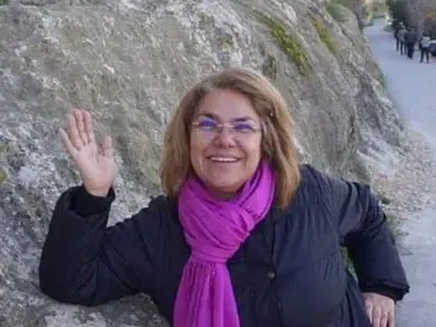 Марта Вачкова се щрака с отрязана кравешка глава