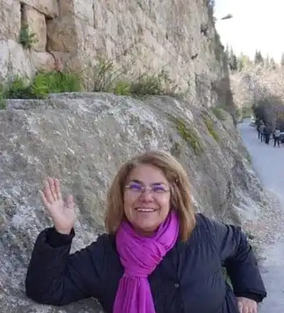 Марта Вачкова се щрака с отрязана кравешка глава