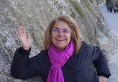 Марта Вачкова се щрака с отрязана кравешка глава