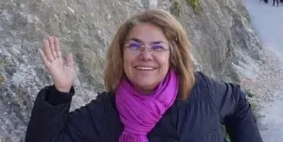 Марта Вачкова се щрака с отрязана кравешка глава