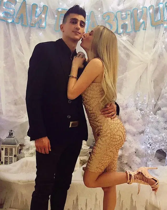 Михаела Маринова се ОШИШКА (Гледката отзад е поразителна – ФОТО в галерия)