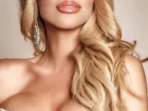 Мис Свят и Мис Вселена Венета Кръстева празнува 27-и рожден ден