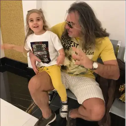 Объркаха внука на Маги Халваджиян с момиче