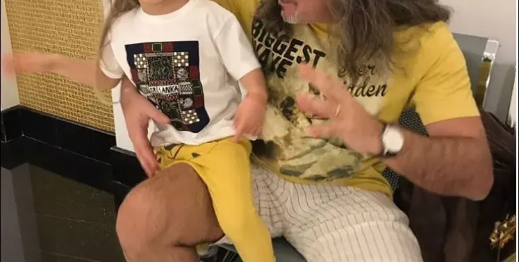 Объркаха внука на Маги Халваджиян с момиче