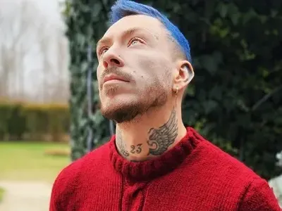 Павел тръгна със синя коса