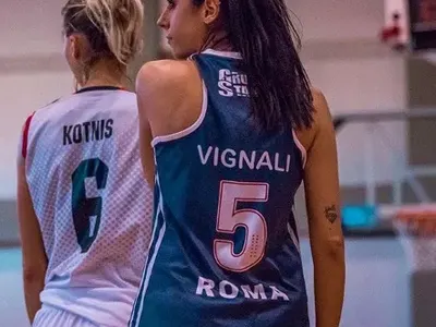 Предизвикателна баскетболистка се разхвърля извън терена! Пусна се от леглото