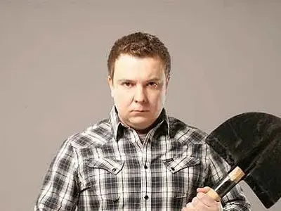 Радко Чеканов от  „Столичаните”  пуши дамски цигари