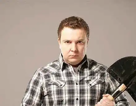 Радко Чеканов от  „Столичаните”  пуши дамски цигари