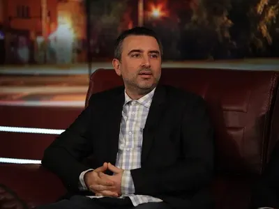 Сценарист на Слави тръгна като модна икона