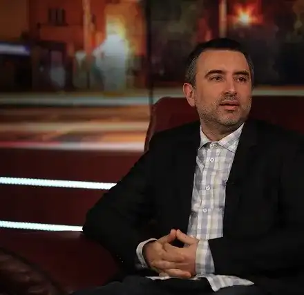 Сценарист на Слави тръгна като модна икона