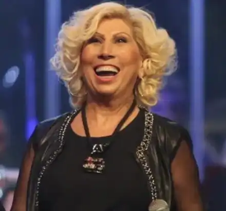 Силвия Кацарова  на баничка и кафе с чанта Луи Вюитон за 4 бона