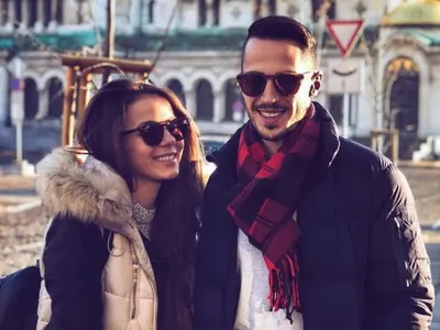 Теа натиска Шопов — младши за бебе