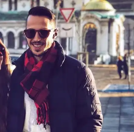 Теа натиска Шопов — младши за бебе