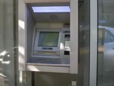 Топ мошеничка натрупа стотици хиляди евро от измами, полицията не може да я открие