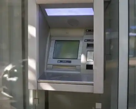 Топ мошеничка натрупа стотици хиляди евро от измами, полицията не може да я открие