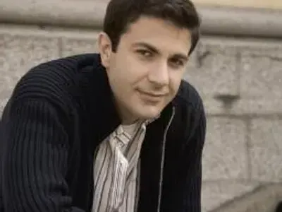 Венелин Петков смени якето си след 4 години