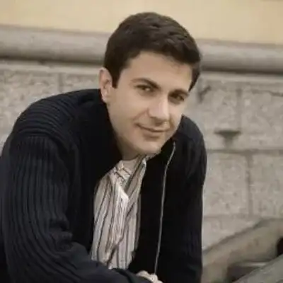 Венелин Петков смени якето си след 4 години