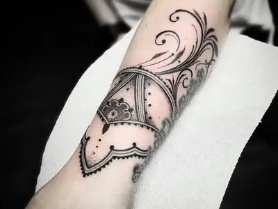 Асдис Ран се фука с нов татус (Снимка)