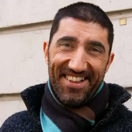 Башар Рахал строява щерките си