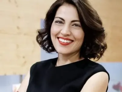 Деси Стоянова не слага грим и на 43