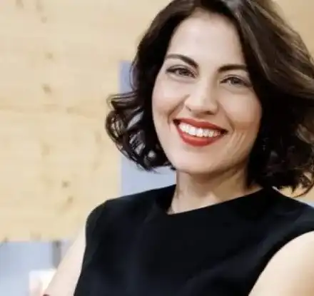 Деси Стоянова не слага грим и на 43