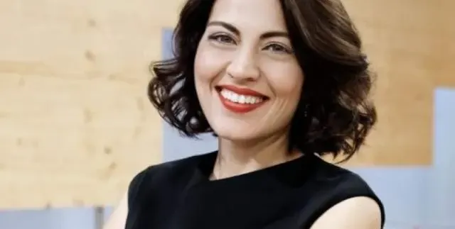 Деси Стоянова не слага грим и на 43