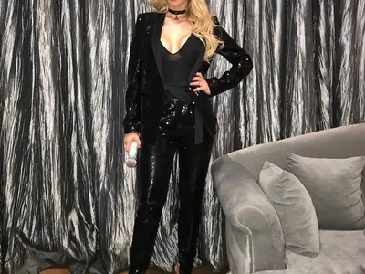 Емилия пее на микрофон за 10 бона