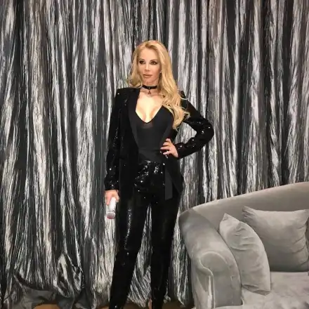 Емилия пее на микрофон за 10 бона