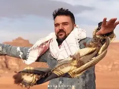 Фенки замерват Графа със сутиени