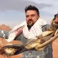 Фенки замерват Графа със сутиени